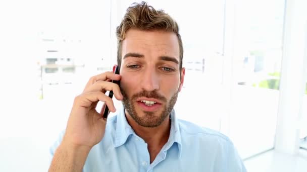 Θυμωμένος επιχειρηματίας φωνάζοντας κάτω το τηλέφωνο — Αρχείο Βίντεο