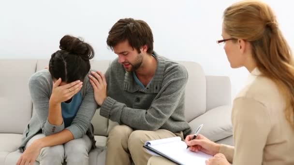 Couple malheureux parlant avec leur thérapeute — Video