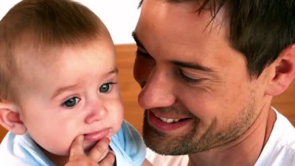 Pai segurando seu filho bebê — Vídeo de Stock