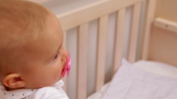 Meisje van de baby in haar bedje opstaan — Stockvideo