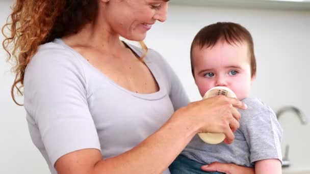 Mutter füttert ihren kleinen Sohn mit der Flasche — Stockvideo