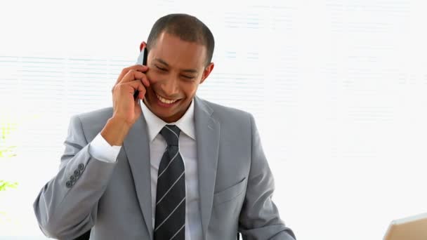 Hombre de negocios hablando por teléfono en su escritorio — Vídeos de Stock