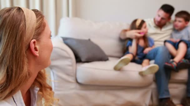 Mutter schaut Familie auf der Couch zu — Stockvideo