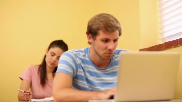 Studenten werken in de klas — Stockvideo