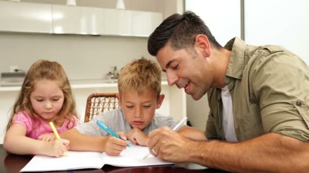 Les enfants dessinent avec leur père à la table — Video