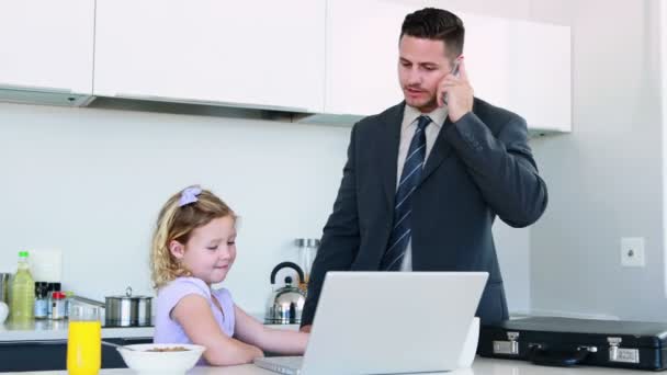 Padre ocupado con su hija antes del trabajo — Vídeo de stock