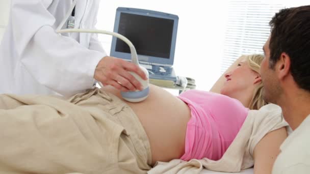 Blondin gravid kvinna med ett sonogram skanna med sin partner — Stockvideo