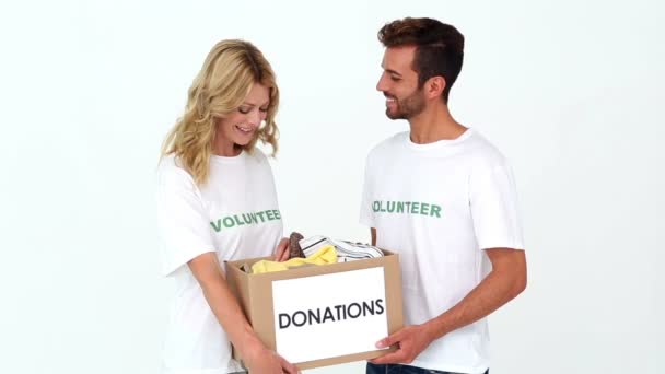 Dos voluntarios sosteniendo una caja de donaciones — Vídeos de Stock