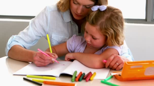 Madre colorear con hija en la mesa de la cocina — Vídeos de Stock