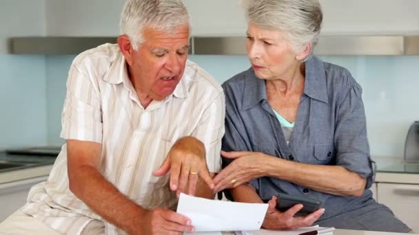 Seniorenpaar organisiert seine Rechnungen — Stockvideo