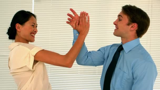 Business people high fiving dans la salle du personnel — Video