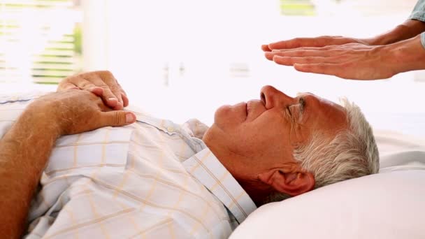 Homem sênior recebendo terapia reiki — Vídeo de Stock