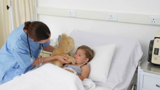 Sjuksköterskan försöker muntra upp en sjukt liten flicka — Stockvideo