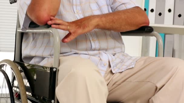 Депрессивный старик в инвалидном кресле — стоковое видео