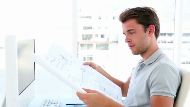 Architekt działający przy biurku — Wideo stockowe