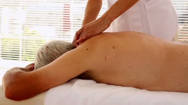 Sênior recebendo uma massagem — Vídeo de Stock