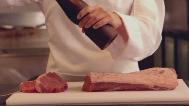 Шеф приправляє шматочок яловичини — стокове відео