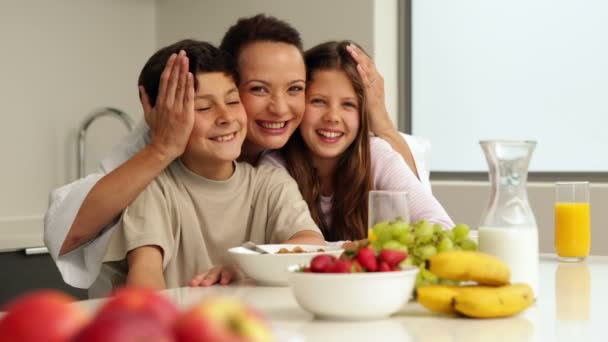 Madre feliz con sus hijos desayunando — Vídeo de stock