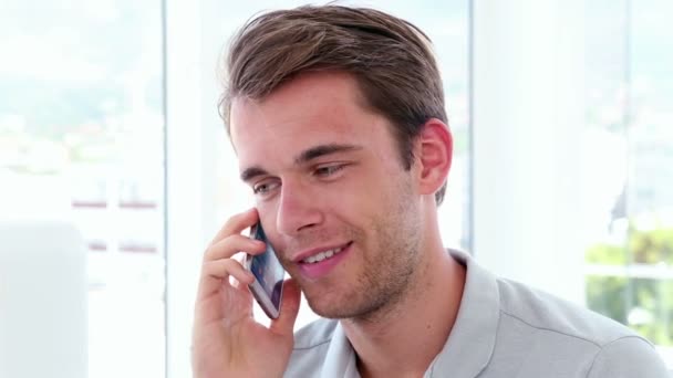 Casual zakenman praten over de telefoon — Stockvideo