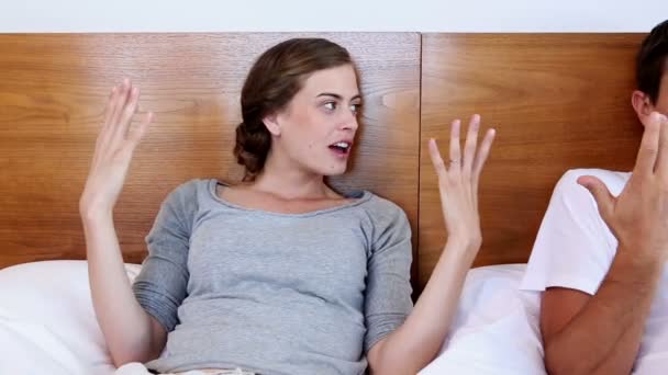Несчастная пара спорит в постели — стоковое видео