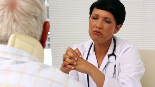 Doctor talking with injured patient in a neck brace — Stock Video