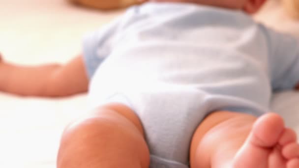 Bébé garçon couché sur le lit — Video