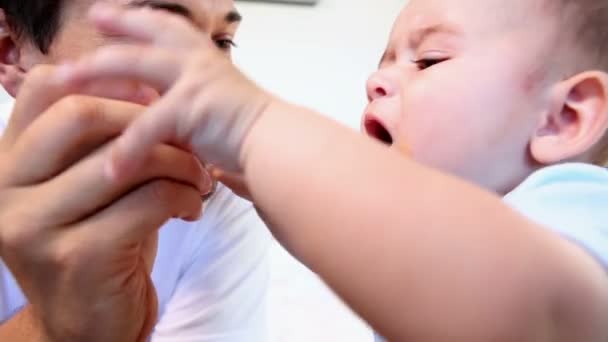 Père heureux nourrissant son fils bébé — Video