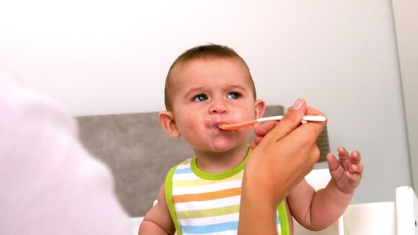 Bebê sendo alimentado — Vídeo de Stock