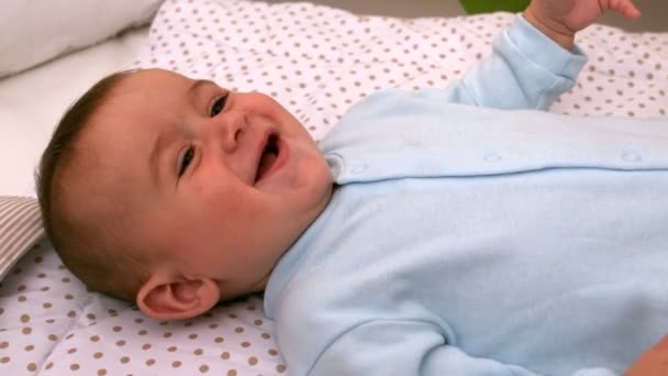 Bebê brincando com cobertor em seu berço — Vídeo de Stock