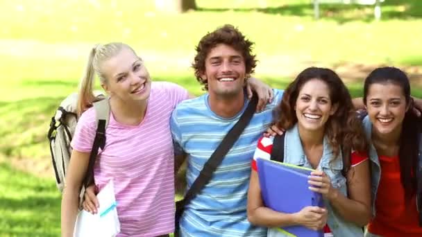 Estudiantes felices sonriendo a la cámara juntos — Vídeo de stock