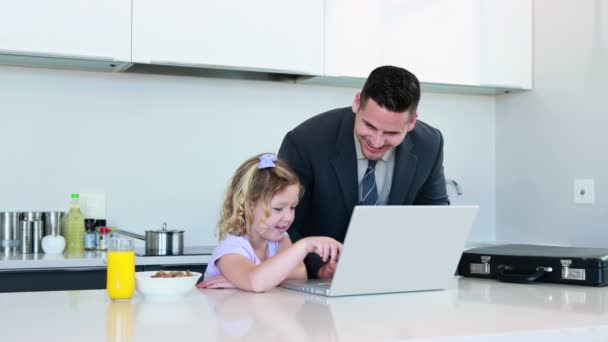 Vater mit seiner Tochter vor der Arbeit am Laptop — Stockvideo
