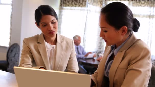 Femmes d'affaires utilisant ordinateur portable ensemble — Video