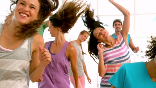 Zumba-Kurs tanzt im Studio — Stockvideo