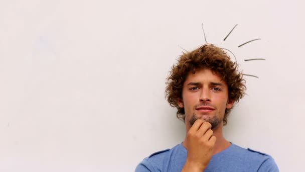 Estudiante feliz teniendo una idea — Vídeos de Stock