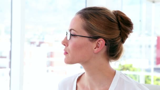 Zakenvrouw denken op haar Bureau — Stockvideo