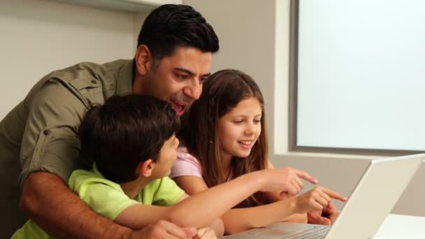 Pai usando o laptop com seus filhos — Vídeo de Stock