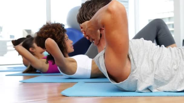 Aula de fitness sentados juntos em tapetes de exercício — Vídeo de Stock