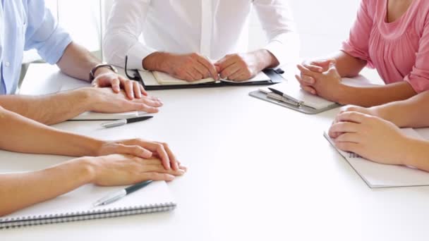 Empresários unindo as mãos durante a reunião — Vídeo de Stock