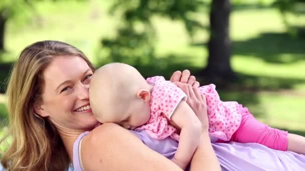 Madre jugando con su bebé en el parque — Vídeo de stock