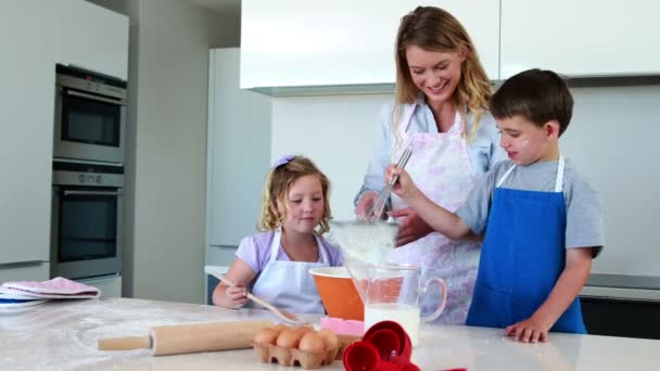 Moeder en kinderen maken een cake samen — Stockvideo