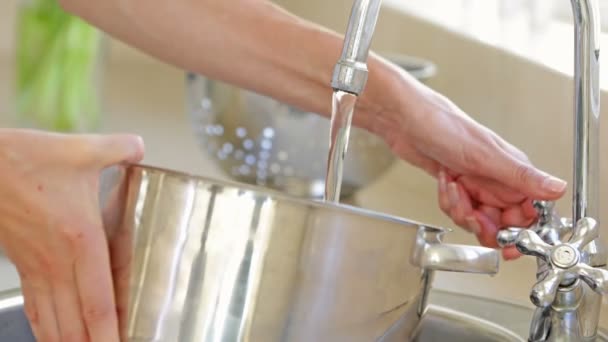 Mulher enchendo panela com água da torneira — Vídeo de Stock