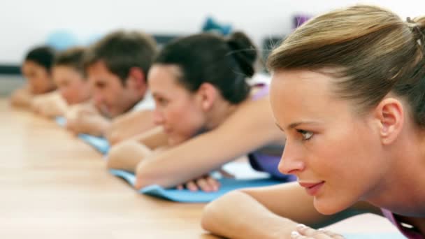 Aula de fitness deitada em tapetes sorrindo para a câmera — Vídeo de Stock