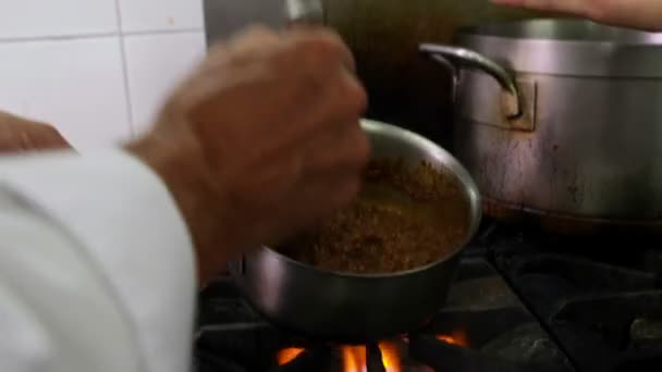 Chef-kok ruikende collega's saus — Stockvideo