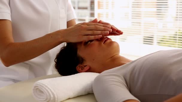 Frau bekommt Reiki-Therapie — Stockvideo