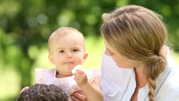 Onların bebek kız parkta ile mutlu aileler — Stok video