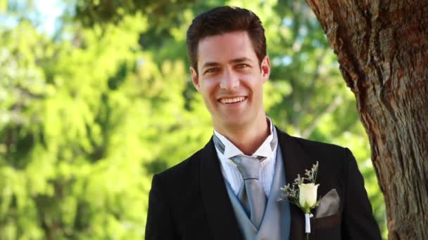 Щасливий наречений посміхається на камеру — стокове відео