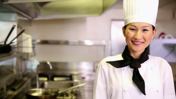 Gelukkig chef-kok bezit is haar hand uit in presentatie — Stockvideo