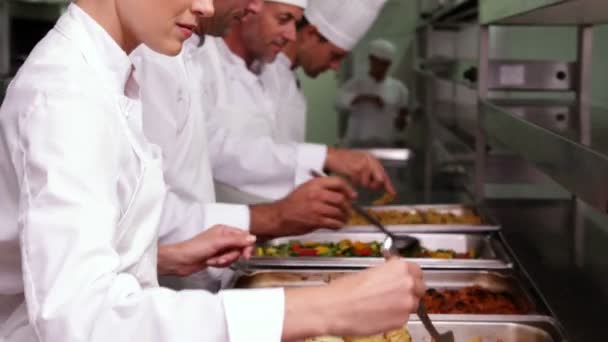 Chefs preparando alimentos em bandejas de serviço — Vídeo de Stock