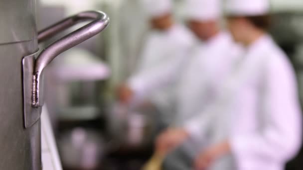 Chefs trabajando en la estación de pedidos — Vídeos de Stock