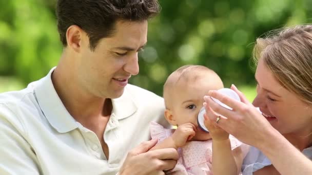 Parents avec leur petite fille dans le parc — Video